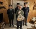 Bild: Feuerwehr Hermannsreuth/exb
Kommandant Manuel Gleißner, Zweiter Vorsitzender Thomas Grillmeier und Vorsitzender Christian Weigl (von links) gratulierten Adolf Kraus (vorne) zum 85. Geburtstag.