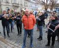 Bild: kro
Die Stadt- und Jugendblaskapelle „Grenzlandbuam und -moidla“ Bärnau hält die Tradition des „Neujahrsanblasens“ hoch. Eine der ersten von insgesamt 22 Stationen war bei Stadtrat Markus Fichtner.