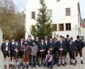 Bild: jp
Die Goaßlschnalzer des Kastler Trachtenvereins „Sechs Lilien" Kastl mit ihrer Musikantin Michaela (Mitte) setzen die 40-jährige Tradition des Neujahrsanschnalzens am Kastler Marktplatz fort.