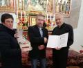 Bild: Pfarramt Tirschenreuth/exb
Mesner Gerald Schultes (Mitte) ist seit 25 Jahren im Dienst. Pfarrgemeinderatssprecherin Edith Schön und Stadtpfarrer Georg Flierl bedankten sich bei ihm.