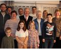 Bild: kro
Reiner Köppel (Mitte) feierte kurz vor dem Jahreswechsel seinen 80. Geburtstag. Dazu gratulierten neben Ehefrau Anni unter anderem die beiden Töchter Brigitte und Sieglinde sowie die fünf Enkel und sechs Urenkel.