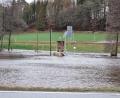 Bild: kaz
Weiterhin sorgen Niederschläge für neues Wasser auf Böden und in Flüssen. Die Messstelle der Fichtelnaab in Erbendorf war durch das Hochwasser von allen Seiten von Wasser umgeben.
