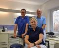 Bild: szl
Zahnärztin Dr. Lucia Bodenstein-Schlicht (Mitte) steigt zum 1. Januar als Partnerin in die Gemeinschaftspraxis von Dr. Peter Sammüller (rechts) und Dr. Michael Hubrich (links) mit ein.