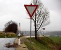 Bild: bkr
Die Gemeinde hat an der Straße von Ahornberg nach Poppenberg schon ein neues „Vorfahrt achten“-Schild aufgestellt.