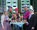 Bild: Mitterteicher Gaudiwurm/exb
Die Präsentation des „Gaudibiers“ mit dem Mitterteicher Prinzenpaar Anja I. und Vinzenz I., Gaudiwurm-Vorsitzendem Michael Zintl (Zweiter von rechts), Brauerei-Geschäftsführer Michael Hösl (Mitte) und Produktionsleiter Jens Tschinkl (Zweiter von links).