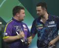 Bild: Kin Cheung
Der neue Darts-Weltmeister Luke Humphries (rechts) und der unterlegene Luke Littler haben sich nach einem klasse WM-Finale einiges zu erzählen.