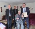 Bild: rha
Zum 90. Geburtstag gratulieren dem „besten Nachtwächter der Welt“ Bürgermeister Hans-Martin Schertl (rechts), sein Stellvertreter Thorsten Grädler (links) und Pater Jimmy Joseph (hinten).