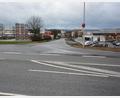 Bild: jr
Die Carl-Zeiss-Straße (hinten, Mitte) im Mitterteicher Industriegebiet Birkigt wird heuer auf einer Länge von 850 Metern ausgebaut und um einen Fuß- und Radweg ergänzt. Kurz vor der Abzweigung von der Wiesauer Straße her kommend wird auf der Staatsstraße (vorne) ein Fahrbahnteiler als Querungshilfe geschaffen. Die Maßnahmen stehen im Zusammenhang mit den Neubauten von Aldi und Rossman (rechts).