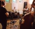Bild: Thomas Meyer/exb
Die Musikinitiative Vohenstrauß (MiVoh) muss aus dem Musikzentrum (Muz) im Kellerraum am Hallenbad in Vohenstrauß ausziehen. Vorsitzender Hannes Gilch (am Schlagzeug) kann sich bei den Renovierungsarbeiten in der Alten Glasfabrik auf die Unterstützung seiner engagierten Mitglieder verlassen.