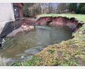 Bild: Konrad Götz/exb
Am Bitumenanstrich ist zu erkennen, bis auf welche Höhe die Erde angefüllt war. Mehrere Kubikmeter Erde wurden durch das Hochwasser der vergangenen Tage einfach weggespült.