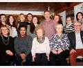Bild: wro
Die Schönfelderin Theresia Maierhöfer (sitzend, Dritte von links) feierte mit der Familie und vielen weiteren Gästen ihren 90. Geburtstag.