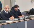 Bild: Wolfgang Fischer
Der Geisterfahrer in der Mitte sitzend, zwischen seinem Verteidiger (rechts) und einem Dolmetscher (links).
