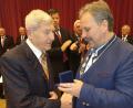 Bild: ld
Altbürgermeister Ludwig König (links) wurde mit der Bürgermedaille ausgezeichnet, die ihm sein Nachfolger Bernhard Schindler überreichte.