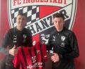 Bild: Urban
Benjamin Urban (rechts) macht im schwarzen Trainingsanzug des FC Ingolstadt eine ganz gute Figur. Als Dank für die Hospitation überreichte der Spielertrainer des SC Luhe-Wildenau ein Trikot des Landesligisten an FCI-Cheftrainer Michael Köllner.