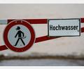 Symbolbild: Andreas Arnold/dpa
Im Landkreis Schwandorf müssen wegen der Überschwemmung zum Teil Straßen und Fußwege gesperrt werden, so zum Beispiel an der Naab in Wernberg-Köblitz.