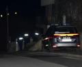 Bild: Thomas Lenger/Monatsrevue.At/APA/dpa
Polizisten stehen auf einer Straße in Österreich.