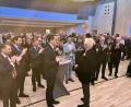 Bild: Gabi Schönberger
Edmund Stoiber (vorne, Mitte) winkt und spricht dem CSU-Europaparlamentarier Christian Doleschal in der Max-Reger-Halle Mut zu. Mit vielen Positionen des früheren Ministerpräsidenten ist auch SPD-Oberbürgermeister Jens Meyer (links) einverstanden, der kräftig applaudiert.