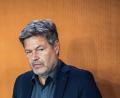 Bild: Michael Kappeler/dpa
Demonstranten haben Vizekanzler Robert Habeck in Schleswig-Holstein am Verlassen einer Fähre gehindert.