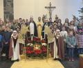 Bild: Valentin Böhm/exb
Pfarrer Dominik Mitterer inmitten einem Teil seiner Sternsinger.