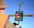 Bild: Lars Penning/dpa
"Grüne Welle brechen, Ampel stoppen" steht auf einem Plakat der Bewegung "Land schafft Verbindung" (LSV) an einem Kreuz mit einem Gummistiefel an der Spitze.