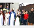 Bild: no
Eine Gruppe der Illschwanger Sternsinger bei den Familien Koller und Blos in Illschwang mit Pfarrer Johannes Arweck (rechts).
