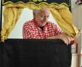 Bild: ubb
Der Vorhang schließt sich: Manfred Grüssner beendet seine Theatertätigkeiten. Das kleine Bauchladentheater ist nur eines der vielen Requisiten, die den 77-Jährigen an die Hochzeiten seiner Theaterkarriere erinnern.
