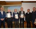 Bild: bey
Vorsitzender Max Simmerl (links), Bürgermeister Reinhard Sollfrank und Präses James Mudakodil (von links) freuen sich über die Treue von Peter Ries (60 Jahre), Engelbert Zeiler (50 Jahre) und Josef Hausner (40 Jahre) (mit Urkunden).