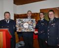 Bild: bey
Vorsitzender Wolfgang Schraml und Kommandant Konrad Adam, Feuerwehr Hammerles, überreichen Kommandant Stefan Bäumler und Vorsitzendem Hans Wittmann eine Bildergalerie vom Jubiläum im Juni 2023.
