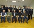Bild: adj
Mit Urkunden und Nadeln werden langjährige Mitglieder der Feuerwehr Altenstadt/WN von Wolfgang Müller (hinten, links) ausgezeichnet.