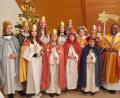 Bild: jow
Die Sternsinger der Pfarrei Lintach mit Pfarrer Moses Gudapati (rechts)
