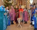 Bild: dob
Die Sternsinger wiederholten die Segenswünsche bei der Heilig-Dreikönigs-Andacht in der Pfarrkirche St. Erhard und versammelten sich mit Pfarrer Gerhard Schmidt (links) noch einmal um das göttliche Kind in der Krippe.