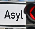 Bild: Patrick Pleul/dpa
Ein junger Mann hat einen Antrag auf Asyl gestellt. Und wurde abgelehnt. Sein Fall ist vor Gericht aber noch nicht abgeschlossen. .