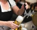 Symbolbild: dpa
Die Gewerkschaft NGG mahnt: Beim Lohn oder den Sozialabgaben der Angestellten zu tricksen, um das angebotene Menü preiswerter zu machen oder mehr Gewinn in die eigene Tasche zu stecken, sei "ganz klar kriminell".