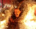 Bild: Kunz
Mit lauter Musik und Feuer ziehen die Perchten durch die Fußgängerzone in Weiden. Über 5000 Zuschauer wollen das Spektakel miterleben.