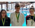Bild: rbg
Milena Franz, Leonhard Fütterer und Marlene Züllich (von links) holten bei den Oberpfalzmeisterschaften auf den langen Strecken insgesamt axhr Medaillen für den Tirschenreuther Schwimm-Club