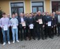 Bild: pi
Vorsitzender Thomas Müller (Fünfter von links) steht weiter an der Spitze der Feuerwehr Pfrentsch und zeichnet langjährige Mitglieder aus.