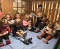 Bild: Kindergarten/exb
Die Kinder der "Entengruppe" begutachen ihre neuen Spielsachen.