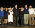 Bild: wel
Regisseurin Veronika Biegerl (Dritte von rechts) und Rita Flierl (links) ehrten (von links) Michaela Gitter, Melanie Weber, Hans Prögler, Martin Ebenhöch und Thomas Gitter für ihr langjähriges Mitwirken an der Kolpingbühne (nicht im Bild Daniela Uschold).