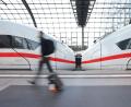 Symbolbild: Joerg Carstensen/dpa
Die Gewerkschaft deutscher Lokomotivführer ruft ihre Mitglieder ab Mittwoch erneut zum Streik auf. Auch der Personennahverkehr der Oberpfalz ist betroffen.
