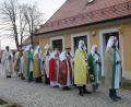 Bild: pi
Die Sternsinger ziehen zur Pfarrkirche.