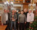 Bild: Schlosser/exb
Matthias Farchmin gewinnt den Wanderpokal bei den Naabtalschützen Unterköblitz. Dazu gratulieren auch zweiter Schützenmeister Josef Appl (links) und Schützenmeister Karl Eckert (rechts).