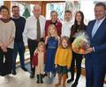 Bild: jr
Reinhard Etzold (Dritter von links) freute sich über viele Glückwünsche zu seinem 80.: (stehend, von links) Tochter Ulrike mit ihrem Ehemann Wilhelm Klemmp, Ehefrau Christine Etzold, Enkel Maximilian, Tochter Sabine Klier sowie Bürgermeister Stefan Grillmeier. Im Vordergrund die Enkelinnen (von links) Freya, Edith und Rebecca.