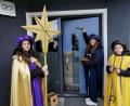Bild: gz
Mit guter Laune machten sich die Sternsinger Annalena Stahl, Leonie Reil und Franziska Stahl (von links) von Haustür zu Haustür auf den Weg.