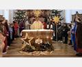Bild: rha
Die Sternsinger der Pfarrei Vilseck gestalten den Dreikönigsgottesdienst mit und versammeln sich zum Vaterunser um den Altar. Pater Jimmy Joseph dankt im Namen der ganzen Pfarrgemeinde.