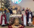 Bild: rgr
Die Gmünder Sternsinger wurden am Dreikönigstag von Kaplan Raveendra Reddy Ponnapati ausgesandt, um den Segen in die Wohnungen zu bringen.