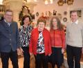 Bild: bö
Bürgermeister Peter Braun (links) und Pfarrer Werner Sulzer sowie ihre beiden Töchter Annemarie und Christine gratulieren Margarete Bäuml (Mitte) zum 90. Geburtstag.