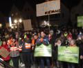 Bild: Hirsch
Deutlich über 1000 Demonstranten am Schwandorfer Marktplatz unterstützen die Proteste der Landwirte gegen Kürzungspläne der Bundesregierung.