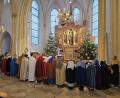 Bild: ric
Den feierlichen Abschlussgottesdienst gestaltete ein Teil der in bunte Gewänder gekleideten Rosenberger Sternsinger mit.