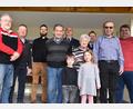 Bild: no
Bürgermeister Dieter Dehling (rechts), Pfarrer Johannes Arweck (Dritter von links) und Vertreter der Vereine gratulierten Hans Koller (Vierter von links) zum 85. Geburtstag. Mit im Bild Ehefrau Barbara, Urenkel Paul und Enkelin Sophie.