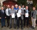 Bild: wku
Ehrungen beim Soldaten- und Kameradschaftsverein Königstein: (von links) Bezirksvorsitzender Horst Embacher, Vorsitzender Stefan Vogl, Karl-Heinz Ölmann, Otto Dehling, Günther Frieser, Markus Rippl, Richard Pesold und 2. Bürgermeisterin Doris Lehnerer.